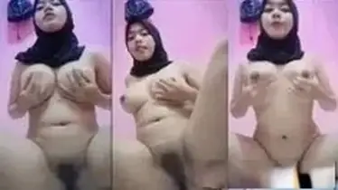 Ukhti Jilbab Montok Nekat Lepas Baju Depan Kamera poster